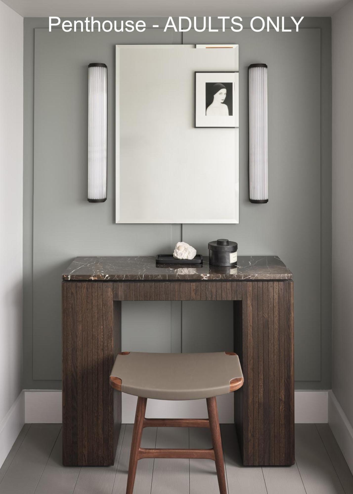 Boutique Hotel Benedict Noordwijk Exterior photo A console table